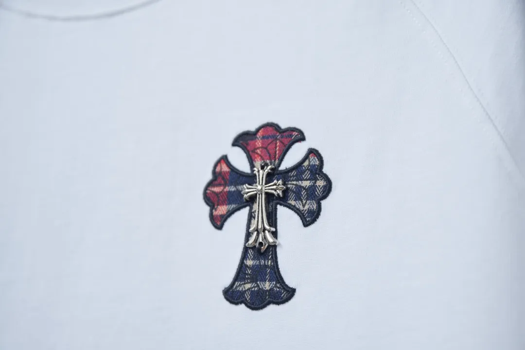 🅿️190 Ch*ome Hearte 25SS Early Spring New Style Ribbon Crow Heart Cross Short Sleeves Light Luxury Essential Item for Daily Commuting for Men and Women Correct Version Welcome to Compare Detailed Features · 320g 100% pure cotton double yarn jersey fabric · Custom dyed in the same cylinder, special thickened 32 count double-ply 1X1 thread · Raglan sleeves spliced with Crow Heart webbing design. Chest embroidered patchwork Crow heart canvas➕Hand-stitched hardware accessories · Double-needle stitching across seams · Original main mark, washed tag, branded moisture-proof paper packaging Color: black/white Size: S/M/L/XL
